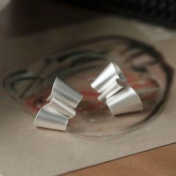 緞帶啞光銀耳環 N36 設計師款 柔美緞帶 法式金屬波浪耳環