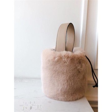 包包女2025秋冬新款撞色復古韓國網紅毛毛水桶包手提單肩斜挎包潮