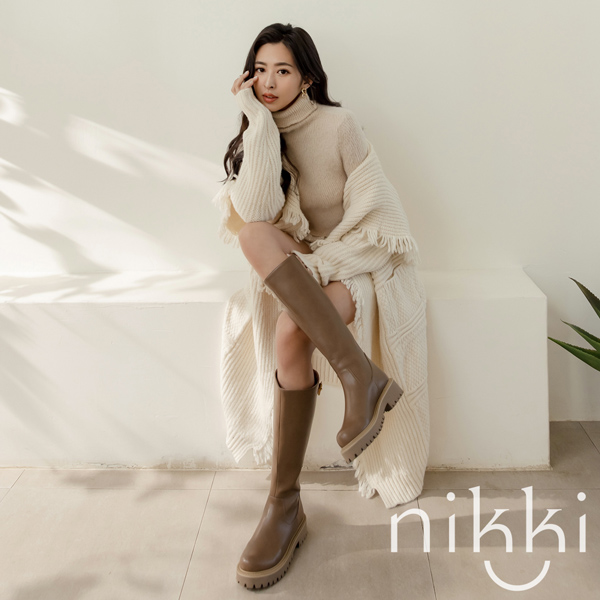 💗全館靴款最高現折$399💗ANNSTAR NIKKI聯名-貴族氣氛訂製鍊釦超挺版及膝長靴4cm-卡其