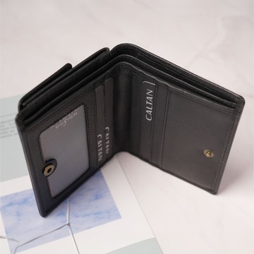 E7TH. 溫情扣式對摺真皮短夾(075270bk)-黑