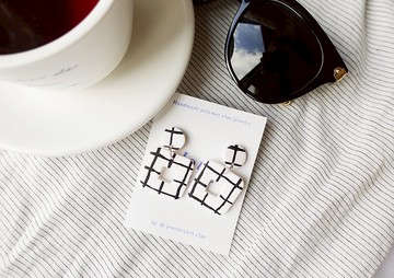 日常系- 慵懶午後 方形 黑白格紋 手工軟陶耳環/耳夾 簡約