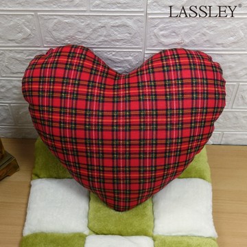 LASSLEY 聖誕紅格紋愛心枕-大(蘇格蘭格紋心型抱枕 裝飾/擺拍/送禮造型枕 台灣製造)