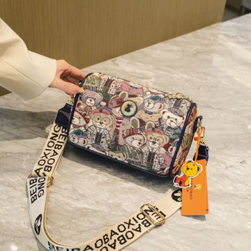 原創設計小熊卡通圓筒包包女2025新款刺繡帆布枕頭包寬肩帶斜挎包