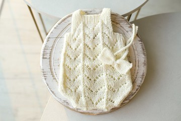 針織嬰兒連身衣與蝴蝶結髮帶套組，白色蕾絲紋理新生兒包屁衣