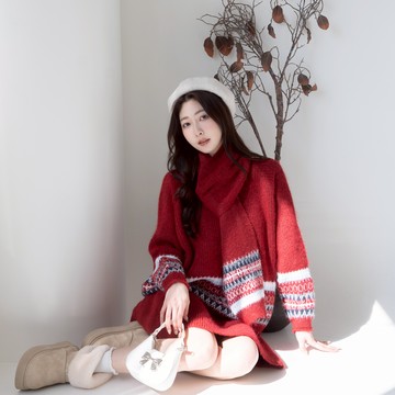 (送圍巾)圓領撞色圖騰針織毛衣+坑條針織短裙套裝 SO6031443