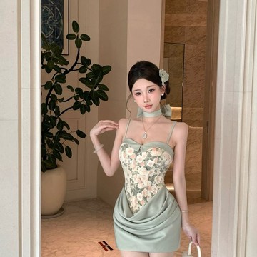 【桃喜Rich女裝】綠色洋裝 宴會洋裝 畢業舞會禮裙 性感純欲碎花拼接吊帶短洋 連身裙女 設計感禮裙 生日洋裝