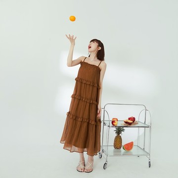 QUEENSHOP_ S 女裝 荷葉細褶蛋糕傘擺細肩長洋裝 兩色售 現+預 【01087097】