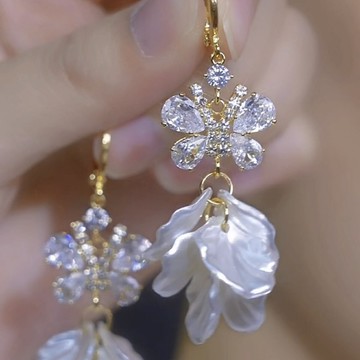 超仙氣質女神白色花瓣鋯石耳釘耳環優雅溫柔百搭耳飾2025新款耳扣