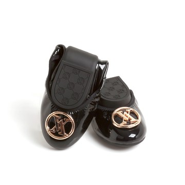 嬿娜1·經典漆皮金扣LOGO折疊平底娃娃鞋-黑(版型偏小1碼)