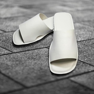 白皮革涼鞋，白鞋底