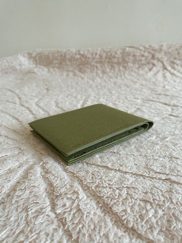 - 中性極簡短夾 /-*豆綠*2026新品*素食紙皮革