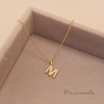 【焦糖小姐 Ms caramelo】925純銀鍍K黃 英文字母M 項鍊