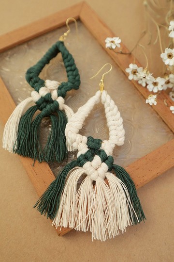 macrame / 耳針 / 手工編織 / 墨綠與米白 / 雙色 / 雅緻 / 穿搭
