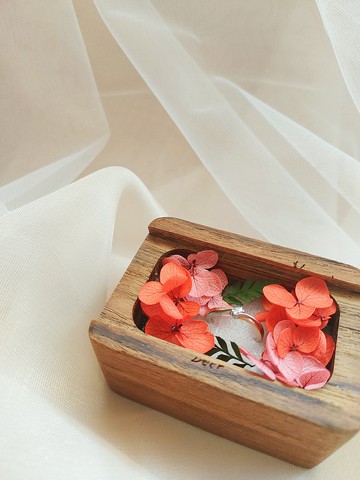 (僅此一件)Sheer Whisper絮語藏花_口袋型簡約原木永生花求婚戒盒