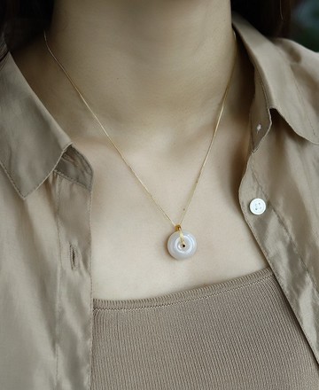 18K金鑲嵌天然和田玉藕粉平安扣 尺寸21×8MM 裸石尺寸18×8MM.