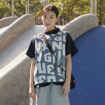 【MOSS CLUB】前後兩穿字母印花條紋背心 藍 黑