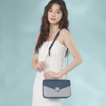 【金安德森】 Chaya鏈條壓紋斜側包-普魯士藍