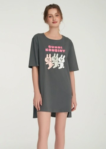 連身_兔子便利商店系列．純棉五分袖落肩居家睡衣(宇宙灰-兔子抱抱)