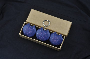 手工刺繡花火貓咪飾品3入 冰箱貼 鑰匙扣吊飾 胸針 深藍色