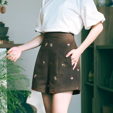 OB嚴選中大尺碼-日系純棉花卉刺繡打摺短褲《BA7803》