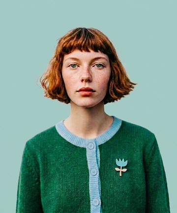 手繪木質淺藍色花朵胸針。