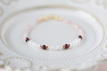 甜莓。草莓晶 月亮石 石榴石 14K包金 天然石 手鍊