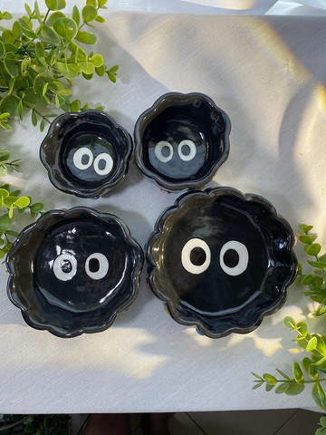 手工製作的 Sera 碗，帶有可愛的龍貓灰塵圖案。