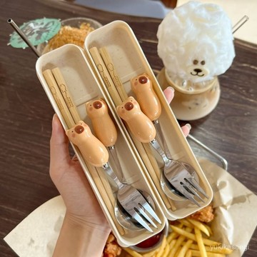 🌟臺灣48H出🌙ins卡皮巴拉勺子筷子套盒高顔值叉子學生成人外出便攜餐具三件套 兒童餐具三件套 不銹鋼餐具 兒童餐具 L