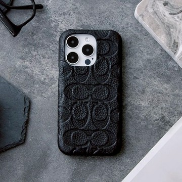 COACH｜iPhone 15 系列 精品真皮手機殼 黑色壓花經典大C