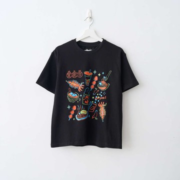 寬版落肩T恤/夜市/黑/印花樂 X ViewFinder