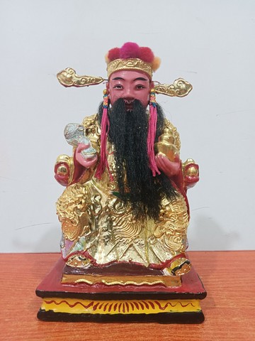 木雕財神爺，高約23厘米，有較明顯瑕疵