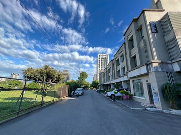 鈞皓⭐水湳經貿小巨蛋敦化知音臨路前院停車別墅⭐｜台中市北屯區新興路