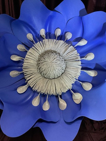 巨大的藍色花。婚禮背景。花牆。大藍色海葵。展示櫃