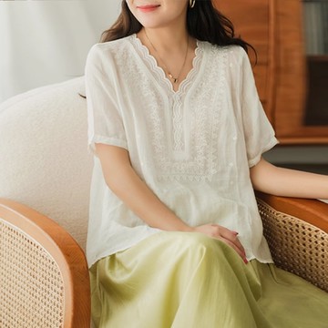 【LANNI 藍尼】現+預 重工刺繡文藝復古V領T恤(短袖/寬鬆/襯衫)