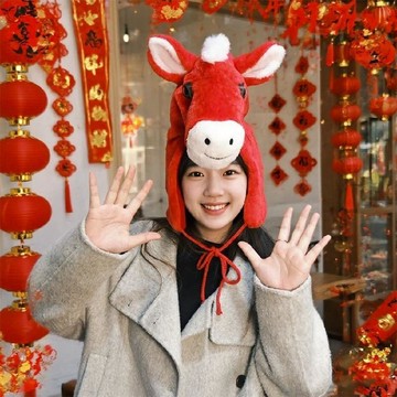 闆娘推薦🌈哭哭馬2026新年元旦喜慶小馬毛絨帽上班馬紅色馬頭帽馬年生肖拜年