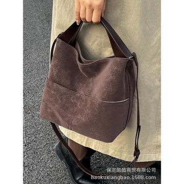 今年流行爆款小包包女秋冬2025新款磨砂復古斜挎包韓版手提水桶包