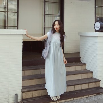 QUEENSHOP_ S 女裝 附綁帶前V領荷葉邊細肩長洋裝 三色售 現+預 【01087075】