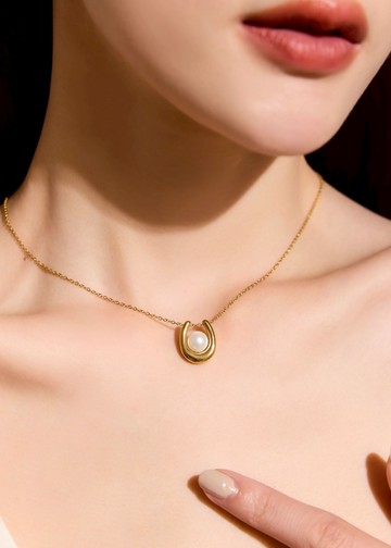 金屬馬鞍環抱珍珠・純鋼項鍊