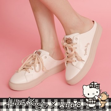 Ann’S X Sanrio三麗鷗 HELLO KITTY聯名 不對稱精緻刺繡平底穆勒鞋3cm-米