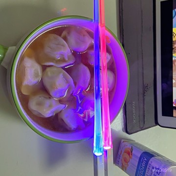 食品级发光筷子LED发光筷子送同学朋友闺蜜情人节礼物。
