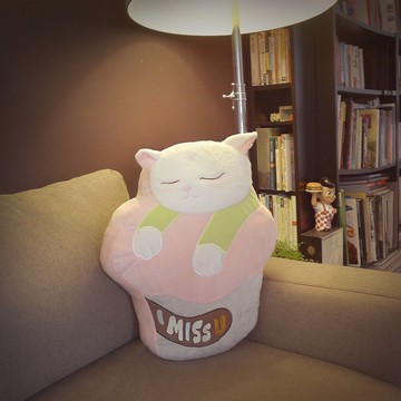 寶寶杯子蛋糕喵造型大抱枕與斜背包超值組 - I MISS U 療癒居家禮