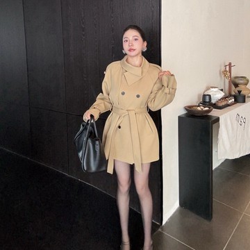 「設計師款精工」專櫃品立領綁帶洋裝式風衣外套