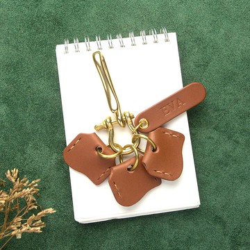 實心黃銅鑰匙掛鉤。 帶鑰匙套的魚鉤。 男士鑰匙扣環形皮帶鑰匙