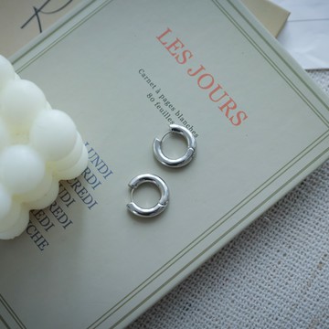 時髦搭配；銀色小圈圈耳環