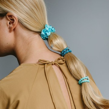 英國 ByEloise London 千鳥織波浪髮圈 絲緞系列｜銀愛心 - 天空藍