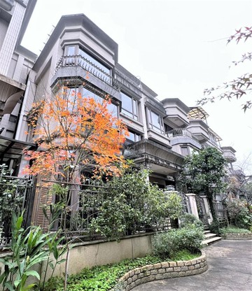 【法國小鎮】稀有雙車三房庭院透天美宅｜新北市林口區仁愛路一段