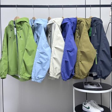 戶外山系！情侶款三防面料寬松防風防水連帽沖鋒衣登山服夾克外套