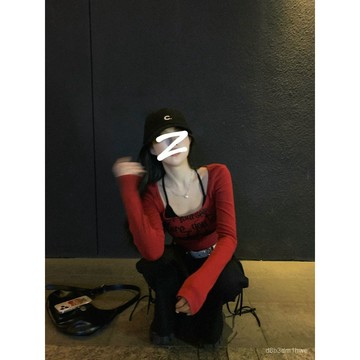 在臺🔥美式高街甜辣妹紅色長袖T恤女春秋季短款高腰打底衫上衣