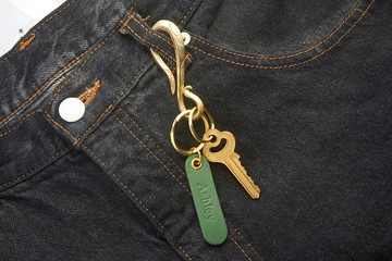 精美黃銅魚鉤耳附鑰匙  搭配個人化皮革姓名牌