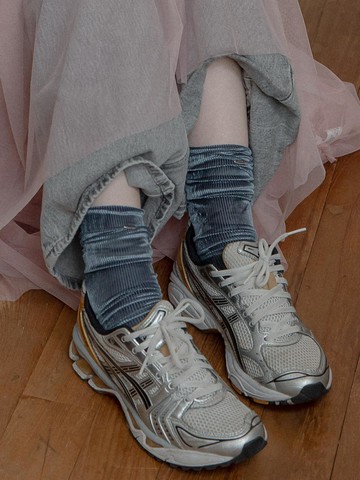 Velvet Middle Socks (Deep Gray)